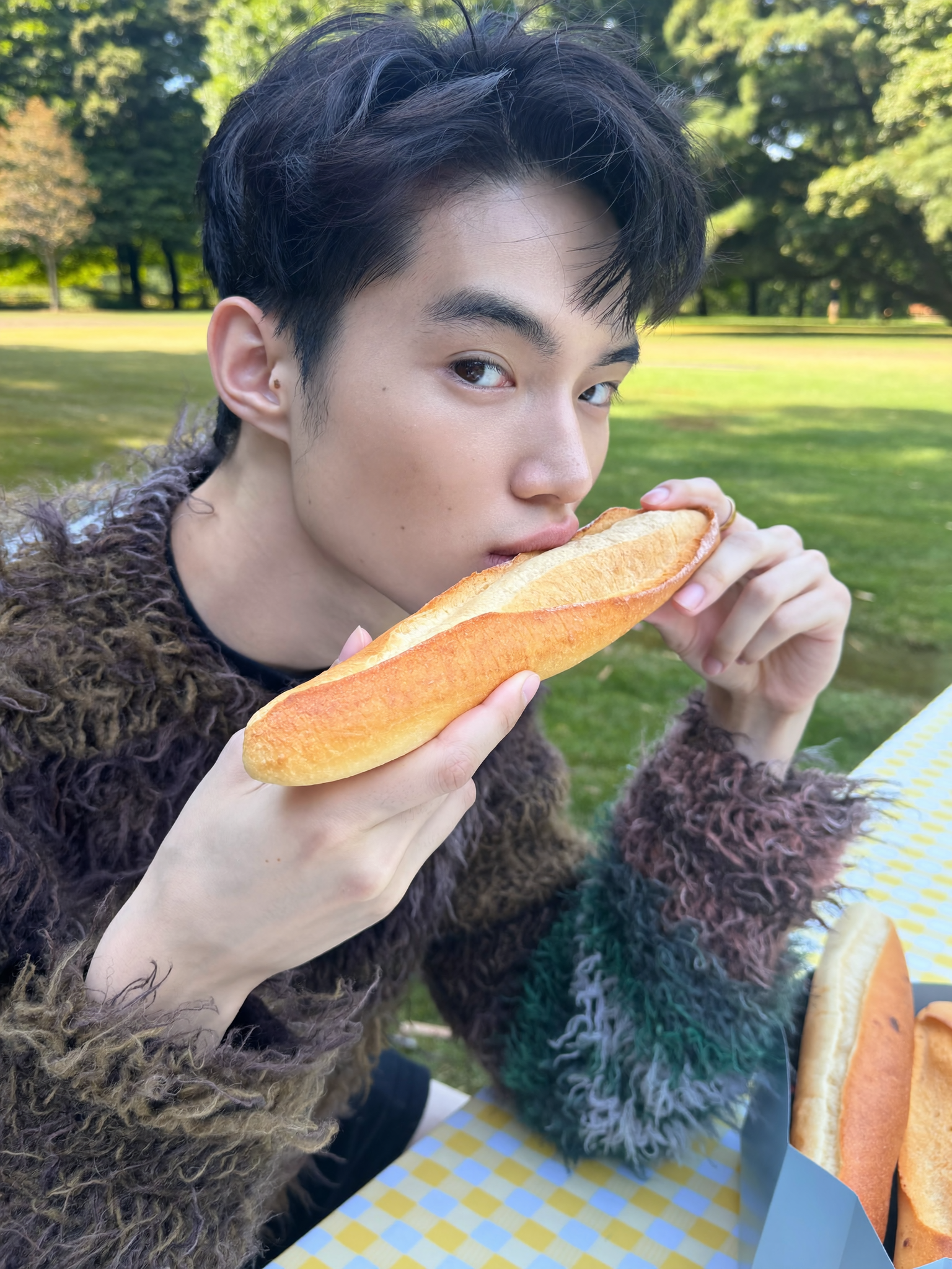 man eating baguette(99)